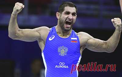 Россиянин Степан Марянян стал бронзовым призером чемпионата мира по борьбе. В схватке за третье место спортсмен победил армянина Геворга Гарибяна Напомним, на счету россиян на чемпионате мира уже две бронзовые награды: в весе до 86 кг третье место занял Виктор Лебедев, а в категории до 55 кг - Абдулрашид Садулаев. Чемпионат мира в Будапеште завершится в воскресенье.