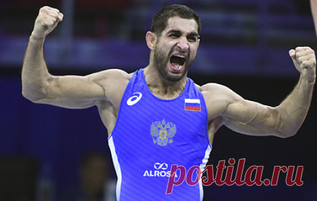 Россиянин Степан Марянян стал бронзовым призером чемпионата мира по борьбе. В схватке за третье место спортсмен победил армянина Геворга Гарибяна Напомним, на счету россиян на чемпионате мира уже две бронзовые награды: в весе до 86 кг третье место занял Виктор Лебедев, а в категории до 55 кг - Абдулрашид Садулаев. Чемпионат мира в Будапеште завершится в воскресенье.