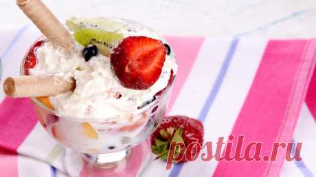 Клубнично-ананасовый десерт «Фруктовый восторг» со взбитыми сливками и мармеладом Это восхитительное лакомство было приготовлено в кулинарном реалити-шоу телеканала «Ю» «Моя свекровь — монстр». предоставлено телеканалом «Ю»Ингредиенты:
Клубника — 10 шт.
Консервированные ананасы — 1…