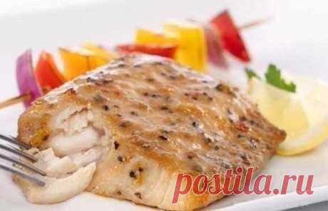 Запеченный минтай с лимоном 🔸на 100грамм - 136,7 ккал🔸Б/Ж/У - 14/9/0,4🔸 Ингредиенты: Филе минтая — 400 г Лимон — 1 шт. Соль — по вкусу Перец — по вкусу Специи для рыбы — 1-2 ч. л. Приготовление: 1. Включите духовку нагреваться на 200 градусов. 2. Филе минтая промокните бумажным полотенцем. Оно должно быть сухое. 3. Приготовьте два больших листа фольги, каждый лист согните напополам. 4. Филе выложите в центр фольги. 5. Посыпьте рыбу специями, солью, перцем. 6. Лимон нарежьте кружочками и…