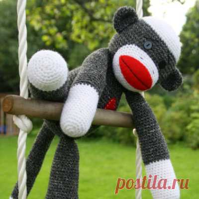 Amigurumi sock monkey | Free crochet pattern | lilleliis Free amigurumi pattern for crocheting a sock monkey. If using aimilar yarn, your monkey will be approximately 40 cm / 16 inches tall.