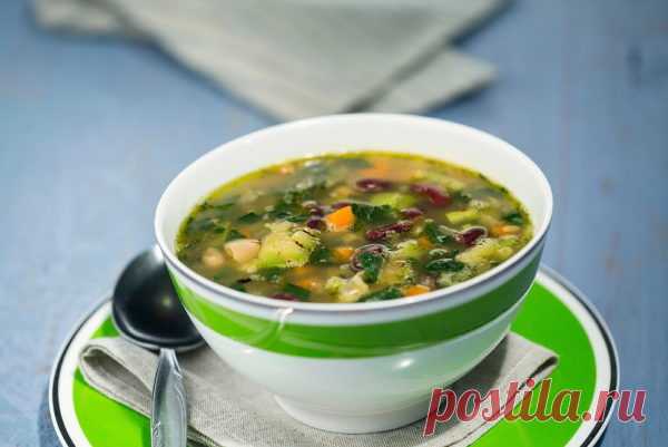 Фасолевый суп с овощами и шпинатом Попробуйте вкуснейший супчик из консервированной белой и красной фасоли с добавлением обжаренных кабачков, моркови, репчатого лука, свежего шпината и укропа. Ингредиенты 1 банка фасоль (консервированная красная, 400 гр...