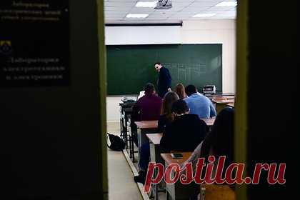 В Минобрнауки прокомментировали идею вернуть распределение в вузы. Возвращение к советской системе распределения выпускников вузов, о чем говорится в законодательной инициативе Госсовета Татарстана, не вписывается в современные экономические реалии, в том числе в рынок труда. Таким образом идею прокомментировал замглавы Минобрнауки Константин Могилевский.