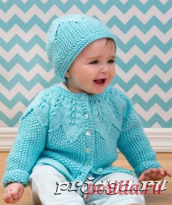 Детский кардиган и шапочка спицами выполнены с листьями