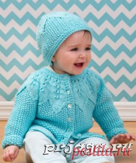 Детский кардиган и шапочка спицами выполнены с листьями