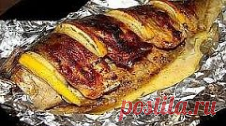 Запекаем РЫБУ - 6 рецептов!
1. Обалденная вкусная запеканка картофельная с рыбкой
Получается изумительная хрустящая сырная корочка! И рыбка, и картошка в сливках со специями приобретают нежный пикантный вкус! Быстро, легко и вкусно! Рецепт для уютного семейного ужина, все будут довольны и сыты.
Ингредиенты:
- 5-6 картофеля
- 500 г рыбы
- 2 помидора
- 1 большая луковица
- сыр
- зелень
- сливки
Приготовление:
Многие соблюдают пост, поэтому сливки можно заменить рыбным бульон...