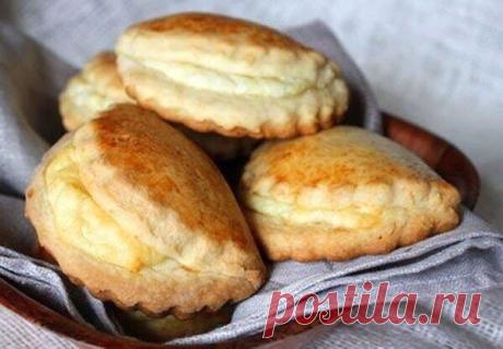 Сочники

Вот воскресным вечерком решила сделать что-нибудь вкусненькое и побаловать домашних. Выбор пал на сочники. Ну люблю я их и все тут
Делается все просто на раз-два ;)

Ингредиенты:

Для теста:
●мука — примерно 4 стакана
●маргарин — 150гр
●яйца — 2 шт (если крупное, то и одно можно)
●сахар — 4ст.ложки
●соль — 1/2 ч.л.
●сметана 25% — 6 ст.л.
●разрыхлитель для теста — 1/2 ч.л. (можно заменить гашеной содой)
Для начинки:
●Творог — 0,5кг
●Сахар — 3 ст.л.
●Яйцо — 1шт
●Мук...