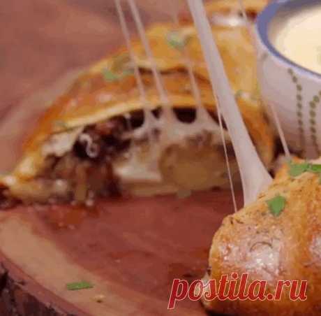 Мясной пирог в неожиданном формате - У нас так Мясной пирог в неожиданном формате Ингредиенты: ⠀ 4 ст.л. сливочного масла⠀ 500 гр мясного фарша⠀ 1 луковица⠀ 1 зеленый перец⠀ 1 ч.л. чесночного порошка ⠀ Дрожжевое тесто 10...
