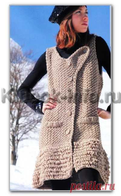 Женское вязание спицами. Однотонный сарафан на пуговицах, с ложными карманами и отделкой под мех по подолу. Размеры: 46 (42; 44)