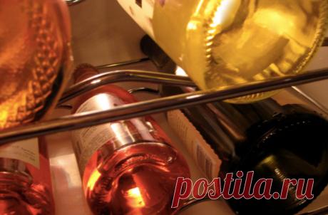 5 МИФОВ О ВИНЕ, КОТОРЫЕ ПОРА РАЗРУШИТЬ История виноделия берет свое начало с эпохи неолита. В числе первых производителей вина значатся Ближний Восток, Месопотамия, Кипр и Греция. Согласно греческой легенде, виноградную лозу случайно обнаружил пастух Эстафилос, во время поисков отбившейся от стада овцы. Животное пастух нашел у неизвестно