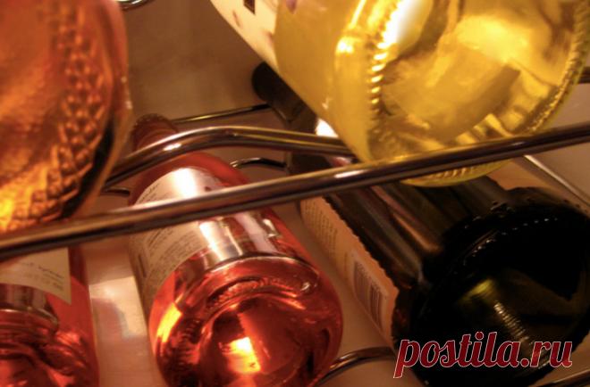 5 МИФОВ О ВИНЕ, КОТОРЫЕ ПОРА РАЗРУШИТЬ История виноделия берет свое начало с эпохи неолита. В числе первых производителей вина значатся Ближний Восток, Месопотамия, Кипр и Греция. Согласно греческой легенде, виноградную лозу случайно обнаружил пастух Эстафилос, во время поисков отбившейся от стада овцы. Животное пастух нашел у неизвестно