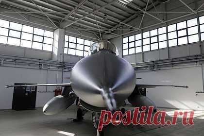 Стало известно о непригодности для F-16 взлетных полос на Украине. Взлетно-посадочные полосы на Украине непригодны для истребителей F-16. Сообщается, что самолеты не предназначены для использования на поврежденных, а иногда и самодельных взлетно-посадочных полосах. Эксперт Келли Грико сообщила, что истребитель F-16 хрупкий и ему нужна длинная и очень гладкая полоса.