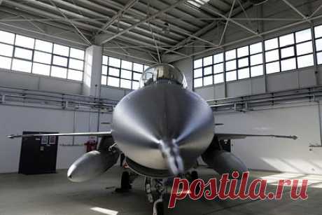 Стало известно о непригодности для F-16 взлетных полос на Украине. Взлетно-посадочные полосы на Украине непригодны для истребителей F-16. Сообщается, что самолеты не предназначены для использования на поврежденных, а иногда и самодельных взлетно-посадочных полосах. Эксперт Келли Грико сообщила, что истребитель F-16 хрупкий и ему нужна длинная и очень гладкая полоса.