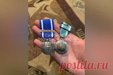 Военкор показал добытые ЧВК «Вагнер» в Артемовске трофейные медали НАТО и ООН. Военкор Александр Симонов показал трофейные медали НАТО и ООН, которые бойцы ЧВК «Вагнер» добыли в Артемовске (украинское название — Бахмут). Он пояснил, что награда Североатлантического альянса выдавалась с 1996 по 2002 год за участие в деятельности на территории бывшей Югославии.