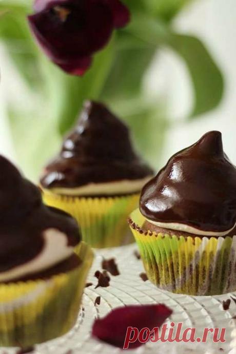 Шоколадные маффины с зефирным кремом
