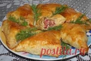 Слоенные пирожки с копченой колбасой