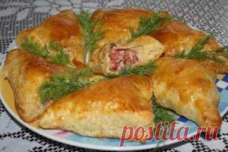 Слоенные пирожки с копченой колбасой