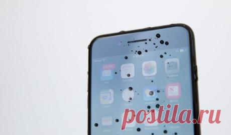 Apple запатентовала надёжную защиту смартфона от воды Компания Apple получила патент на технологию, которая предусматривает более совершенную защиту смартфона от воздействия воды. iPhone 7 и 7 Plus уже обладают защитой от воды, но при намокании в них могут испортиться некоторые компоненты, например, динамики, микрофон и порт Lightning. Если смартфон попал под воду, желательно дождаться, чтобы он высох. Новая технология предусматривает ускорение процесса высыхания намокших деталей. В патенте…