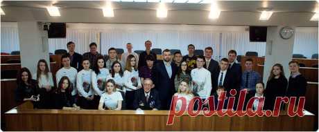 Встреча у Магнитной горы. Стихи Риммы Дышаленковой. Музыка Александра Никитина. Аранжировка Владимира Сидорова. Исполняют Михаил Сафронов и мужской вокальный ансамбль «Металлург» под руководством Александра Никитина. Аудиостудия Магнитогорской консерватории.  2007.
