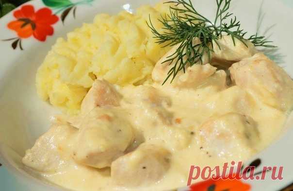 Курица в сметане с картофельным пюре

Голень куриная - 6 шт.
Лук - 1 шт.
Сметана - 3 ст. л.
Картофель - 500 г
Соль, перец, приправы - по вкусу
Растительное масло

Приготовление курицы в сметане с картофельным пюре в мультиварке:

Включаем мультиварку в режим «Выпечка» на 40 минут. Смазываем чашу растительным маслом. Куриную голень обмазываем солью, перцем. Примерно через 5 минут, после того как мультиварка нагреется, выкладываем куриные ножки в чашу. Крышку не закрываем. О...