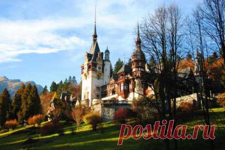 Замок Пелеш, Румыния
Шикарный замок Пелеш нашел свое пристанище на берегу одноименной горной реки, возле города Синая. Замок кажется волшебным, словно сошедшим со сказочных страниц, а общую таинственную атмосферу дополняет дремучий лес с пением птиц и шелест листвы деревьев.