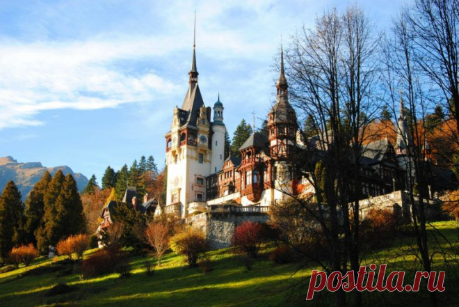 Замок Пелеш, Румыния
Шикарный замок Пелеш нашел свое пристанище на берегу одноименной горной реки, возле города Синая. Замок кажется волшебным, словно сошедшим со сказочных страниц, а общую таинственную атмосферу дополняет дремучий лес с пением птиц и шелест листвы деревьев.