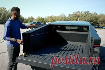 Появились первые обзоры пикапа Tesla Cybertruck. Американский блогер Маркес Браунли одним из первых опубликовал обзор на электрический пикап Tesla Cybertruck. Браунли отметил, что выпаленный из стали кузов машины оказался очень гладким. При этом он также хорошо собирает отпечатки пальцев. Также автор заявил, что автомобиль очень вместительный.