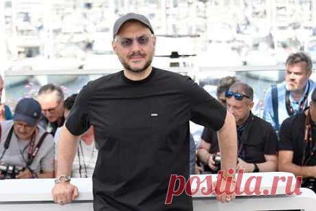 Серебренников отреагировал на снятие своей постановки с репертуара ГАБТа. Российский теле-, кино- и театральный режиссер Кирилл Серебренников отреагировал на снятие своей постановки «Нуреев» с репертуара Государственного академического Большого театра из-за закона об ЛГБТ. Театральный деятель отметил, что закон был принят специально против его спектакля и еще нескольких книг.