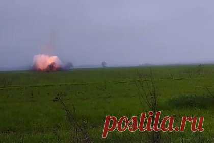 Подрыв российскими полицейскими оставленных ВСУ боеприпасов попал на видео. В Херсонской области полицейские подорвали около 100 оставленных ВСУ боеприпасов. В километре от Чаплинки силовики нашли 95 головных взрывателей, две боевые части реактивной системы залпового огня «Град», два снаряда калибра 152 миллиметров и еще десять — калибра 30 миллиметров.