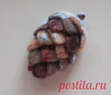 Брошь "Шишка"