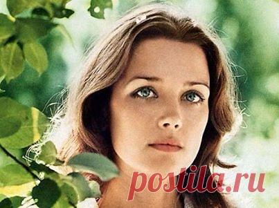 "Для меня красота стала как наказание. Говорят: очень красива! А подразумевают, что и нет-то в ней ничего другого. А вы попробуйте на сцене быть красивой!".