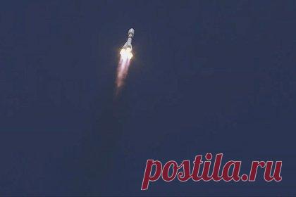 Российский «Космос-2563» вышел на орбиту. Запущенный с космодрома Плесецк на средней ракете «Союз-2.1б» с разгонным блоком «Фрегат» военный спутник вышел на околоземную орбиту. Об этом со ссылкой на Минобороны России сообщает РИА Новости. Отмечается, что космическому аппарату присвоено обозначение «Космос-2563».