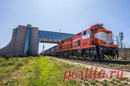 Россия оказалась не готова удовлетворить Европу товарами из Китая. На фоне роста мирового спроса китайские производители стали отправлять больше товаров в Европу по железной дороге через Россию, чтобы сэкономить на резко подорожавших морских перевозках. Рост китайского экспорта создал новые проблемы в логистике, резко нагрузив железнодорожную сеть и снизив ее пропускную способность.