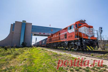 Россия оказалась не готова удовлетворить Европу товарами из Китая. На фоне роста мирового спроса китайские производители стали отправлять больше товаров в Европу по железной дороге через Россию, чтобы сэкономить на резко подорожавших морских перевозках. Рост китайского экспорта создал новые проблемы в логистике, резко нагрузив железнодорожную сеть и снизив ее пропускную способность.