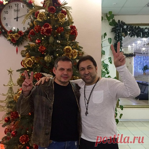 Новый год в кругу друзей, это здорово)))!!! Мой давний друг и автор слов почти всех моих песен Александр Корнеев!!!#янмарти #ялюблютебя #гейзерстрасти #женщинасангельскимименем #новыйгод #кисловодск #россия #поэтпесенник #александркорнеев #друзья #русскоерадио #радиошансон #радиодача #дорожноерадио # @ Санаторий 