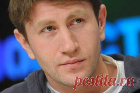 Актер сериала «Оттепель» Волоцкий рассказал о сделавшем его инвалидом случае. Актер Евгений Волоцкий, наиболее известный по роли в сериале «Оттепель», рассказал о том, как стал инвалидом. Артист поведал, что в 2015 году во время театральных гастролей в Израиле неудачно прыгнул в море, ударившись о дно головой, из-за чего теперь прикован к инвалидной коляске и не имеет способности ходить.
