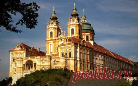Stift Melk (Austria). 'The twin-spired monastery church is a baroque tour de force, swirling with prancing angels, gilt flourishes and Johann Michael Rottmayr’s ceiling paintings. Such opulence continues in the library and marble hall, both embellished with illusionary trompe l’oeil tiers by Paul Troger.' | Gergana Gadeva приколол(а) это к доске Austria