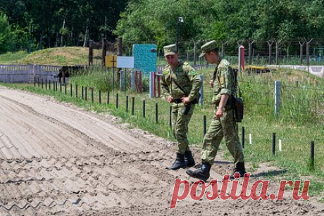 В России отметили риски провокаций на польской и прибалтийской границах. Погранслужба ФСБ России отметила возрастание рисков провокаций на прибалтийской и польской границах. Об этом заявил первый замдиректора — руководитель Погранслужбы ФСБ генерал армии Владимир Кулишов в беседе с ТАСС. Он также отметил, что на сегодняшний день в целом наблюдается рост активности иностранных спецслужб.