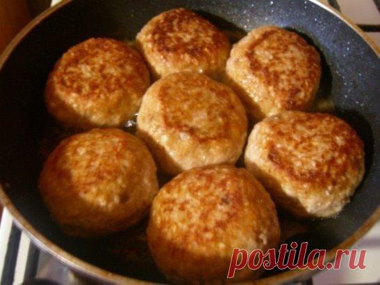 ТОП - 10 САМЫХ ВКУСНЫХ КОТЛЕТОК И ТЕФТЕЛЕЙ 
1. ПЫШНЫЕ И СОЧНЫЕ КОТЛЕТКИ
ИНГРЕДИЕНТЫ:
● 2 стакана мясного фарша
● 1 стакан мелко рубленой капусты
● 2 моркови
● 2 луковицы
● 6 столовых ложек манной крупы
● черный молотый перец
● соль
ПРИГОТОВЛЕНИЕ:
Для этих котлет можно брать любой фарш: из куриного они будут постными и потребуют подливы, как в моем случае, из жирного свиного - сочными и хорошо пойдут без всяких соусов. Можно добавлять в куриный фарш свиное сало. Измельчаем все овощи с помощь