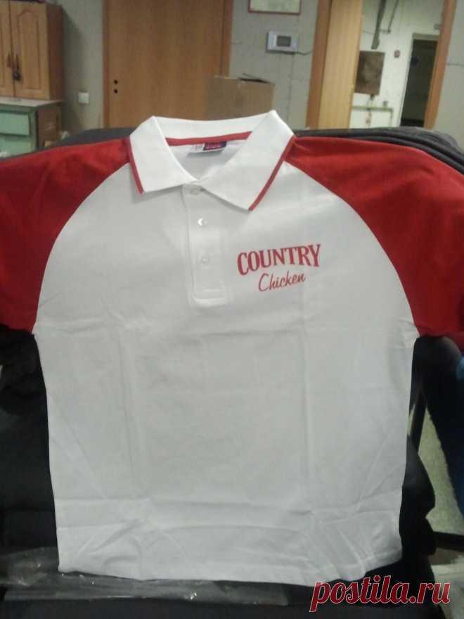 Печать на поло "Country Chicken". РУБАШКА ПОЛО "SYDNEY" МУЖСКАЯ БЕЛЫЙ/КРАСНЫЙ. Джерси, 100% хлопок. 180 г/м2 Рукава реглан. Воротник связан резинкой 1х1. Планка с тремя перламутровыми пуговицами.Белый кант на рукавах.Боковые разрезы. Контрастная внутренняя отделка воротника. Цена - 566 руб./шт.