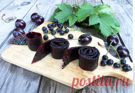 Смоква из черешни и черной смородины - Женский Журнал Смоква — это старинная традиционная русская сласть, которая сейчас почти забыта. Смоква (по Похлебкину) — суховатый мармелад, похожий на пастилу, темного цвета, специально загущенный.В старину ее готовили из сильно пектиновых фруктов — яблок, слив, рябины и айвы. Современные технологии и кухонные гаджеты позволяют приготовить это лакомство из любых ягод и фруктов. Я приготовила смокву из …