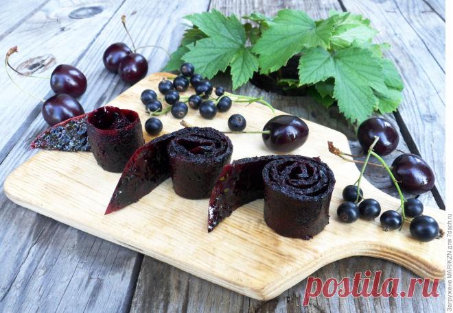 Смоква из черешни и черной смородины - Женский Журнал Смоква — это старинная традиционная русская сласть, которая сейчас почти забыта. Смоква (по Похлебкину) — суховатый мармелад, похожий на пастилу, темного цвета, специально загущенный.В старину ее готовили из сильно пектиновых фруктов — яблок, слив, рябины и айвы. Современные технологии и кухонные гаджеты позволяют приготовить это лакомство из любых ягод и фруктов. Я приготовила смокву из …