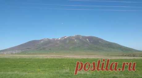 Հայոց հսկաների`ԱՐԱՐԱՏԻ եւ ԱՐԱԳԱԾԻ հովանու ներքո🌼
Ծանրաբեռնված ու հոգնեցուցիչ աշխատանխային խորհրդակցությունից հետո օրն առավել հաճելի ավարտ ունեցավ: Գործընկերներիս հետ ոչ միայն հաճելի ժամանակ անցկացրինք,այլև հիշողության գիրկն ուղարկվող գեղեցիկ լուսանկարներ ունեցանք մայիսյան ծաղկունք ապրող հայրենի Ապարանիս գեղատեսիլ բնաշխարհի գրկում`բիբլիական հաոց լեռների վեհաշուք տեսքով զմայլված.....