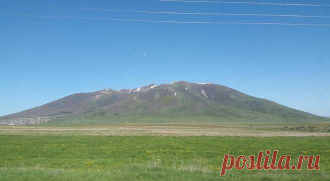 Հայոց հսկաների`ԱՐԱՐԱՏԻ եւ ԱՐԱԳԱԾԻ հովանու ներքո🌼
Ծանրաբեռնված ու հոգնեցուցիչ աշխատանխային խորհրդակցությունից հետո օրն առավել հաճելի ավարտ ունեցավ: Գործընկերներիս հետ ոչ միայն հաճելի ժամանակ անցկացրինք,այլև հիշողության գիրկն ուղարկվող գեղեցիկ լուսանկարներ ունեցանք մայիսյան ծաղկունք ապրող հայրենի Ապարանիս գեղատեսիլ բնաշխարհի գրկում`բիբլիական հաոց լեռների վեհաշուք տեսքով զմայլված.....