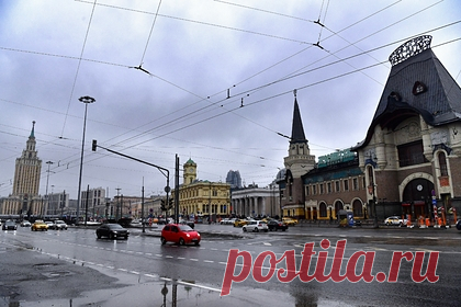 На площади трех вокзалов в Москве построят четвертый. В Москве на Комсомольской площади, где располагаются три железнодорожных вокзала: Ленинградский, Ярославский и Казанский, построят еще один объект. Он будет оборудован для поездов высокоскоростной железнодорожной магистрали (ВСМ) Москва-Санкт-Петербург, заявил мэр столицы Сергей Собянин.