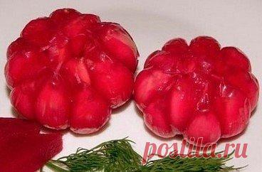 Маринованный чеснок со свеклой
Для вкусной и полезной заготовки понадобится:
килограмм чеснока и одна маленькая свекла,
а для литра маринада – полстакана 9%-го уксуса, по 2 ст.л. соли и сахара,
5 горошинок черного перца и 4 бутона гвоздики.
Ход приготовления: очищаем чеснок от шелухи, опускаем на минуту в кипяток, затем сразу же обдаем холодной водой.
Очищенную и нарезанную тонкими ломтиками свеклу плотно укладываем в предварительно простерилизованные банки, чередуя с чесноком.
Любителям