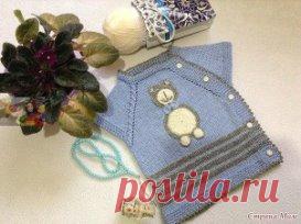 Безрукавочка связанна на 1 годик, спицы - 3,5, расход приблизительно 120 гр.
Описание:
Набрала 83 петель, провязала несколько изнаночных рядов и потом разделила так: 24 - полочка ( будьте внимательны 8 петелек планочки полочки включены в 24 петельки, т. е. полочка+планочка всего 24 петель, а не 32), 9 - рукав,24- спинка, 9- рукав, 8 - планочка, линии реглана по 3 петельки.