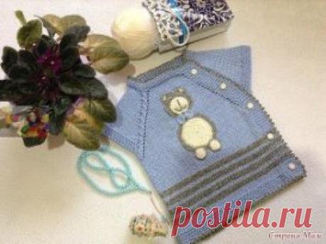 Безрукавочка связанна на 1 годик, спицы - 3,5, расход приблизительно 120 гр.
Описание:
Набрала 83 петель, провязала несколько изнаночных рядов и потом разделила так: 24 - полочка ( будьте внимательны 8 петелек планочки полочки включены в 24 петельки, т. е. полочка+планочка всего 24 петель, а не 32), 9 - рукав,24- спинка, 9- рукав, 8 - планочка, линии реглана по 3 петельки.