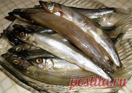 Маринованная мойва. Надёжный рецепт!
 
Ингредиенты: 
500 г мойвы 
350 мл воды 
2 ч.л. соли 
1 ч.л. сахара 
3 лавровых листа 
3 гвоздики 
10 горошин черного перца 
3 ч.л. зерновой горчицы 
3 ч.л. 9% уксуса. 
 
 
Приготовить маринад: воду довести до кипения, добавить все ингредиенты, кипятить 5 минут, охладить до комнатной температуры. 
 
Рыбу перебрать, помыть. Переложить в глубокую емкость. Залить маринадом, накрыть и убрать в холодильник на 12 часов. Перемешать содержимое...