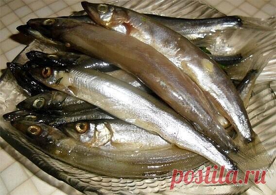 Маринованная мойва. Надёжный рецепт!
 
Ингредиенты: 
500 г мойвы 
350 мл воды 
2 ч.л. соли 
1 ч.л. сахара 
3 лавровых листа 
3 гвоздики 
10 горошин черного перца 
3 ч.л. зерновой горчицы 
3 ч.л. 9% уксуса. 
 
 
Приготовить маринад: воду довести до кипения, добавить все ингредиенты, кипятить 5 минут, охладить до комнатной температуры. 
 
Рыбу перебрать, помыть. Переложить в глубокую емкость. Залить маринадом, накрыть и убрать в холодильник на 12 часов. Перемешать содержимое...